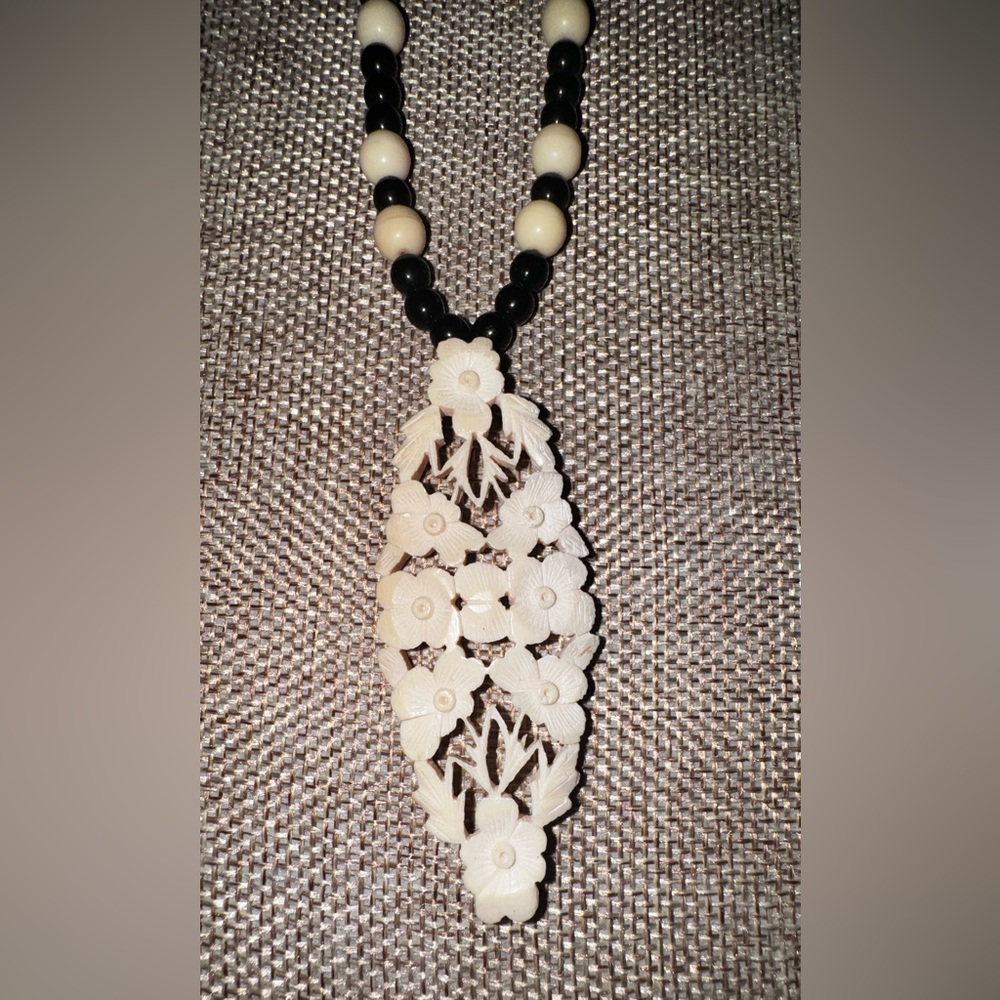 Vintage Black and Cream Beaded/Bone Necklace✨